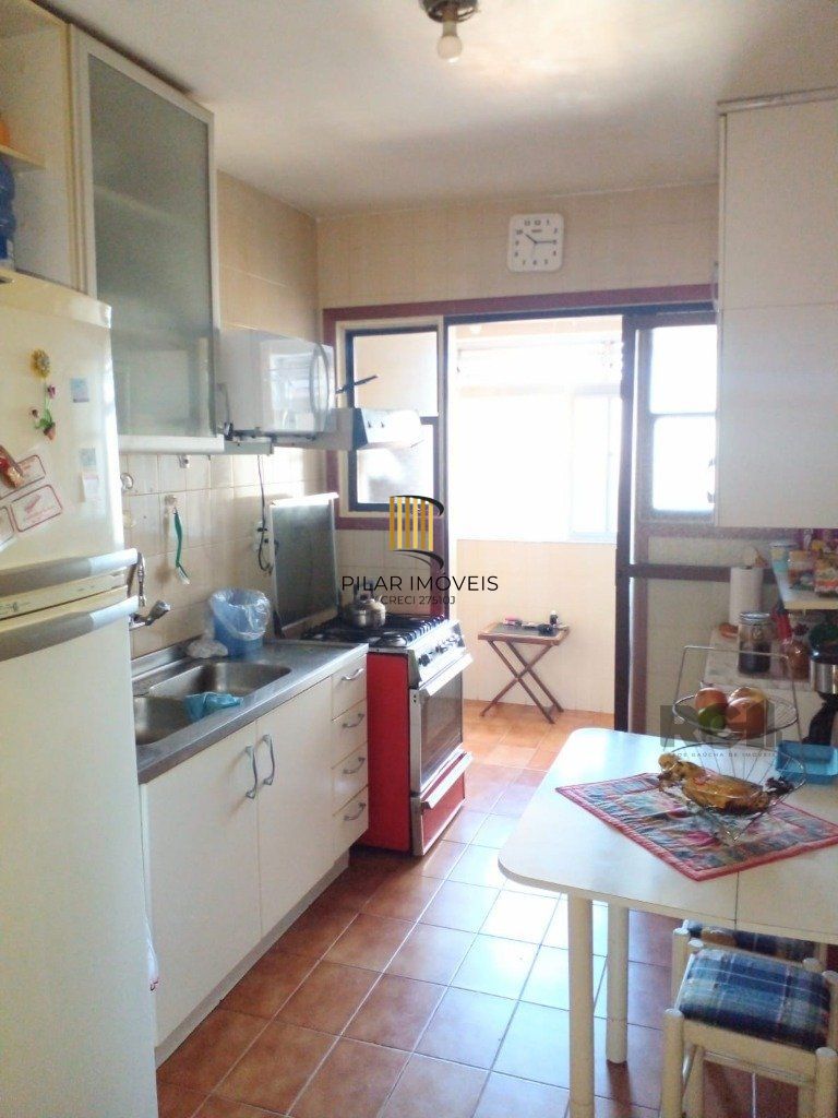 Apartamento de 2 dormitórios, 2 banheiros e 1 vaga de garagem no Bairro Petrópolis