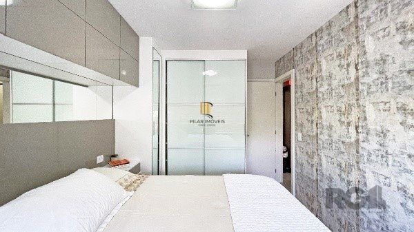 Apartamento de 2 dormitórios, 1 suíte e 1 vaga de garagem coberta e escriturada no bairro Floresta