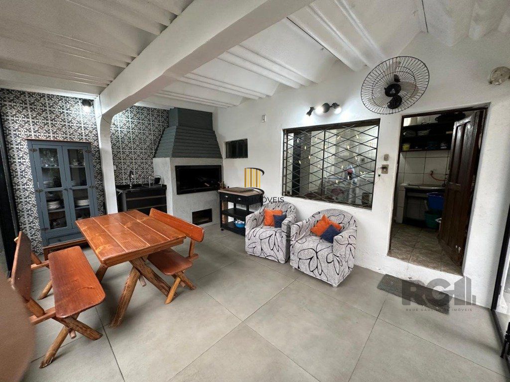 Vende-se ampla casa 3 quartos com hidro, 2 vagas, living com ladeira e salão de festas com churrasqueira - 260m² - Medianeira