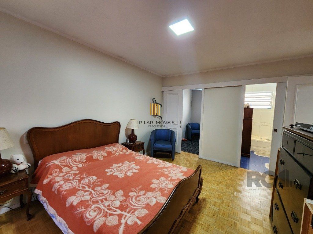 Vende-se excelente cada 3 quartos com suíte, 4 vagas, anexo comn salão de festas, podendo ser usada para fins comerciais - 255m² - Chácara das Pedras