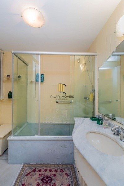 Amplo Apartamento de 3 quartos com suíte e 2 sacadas, com Vista para o Guaíba e 1 Vaga - Moinhos de Vento - 126m²