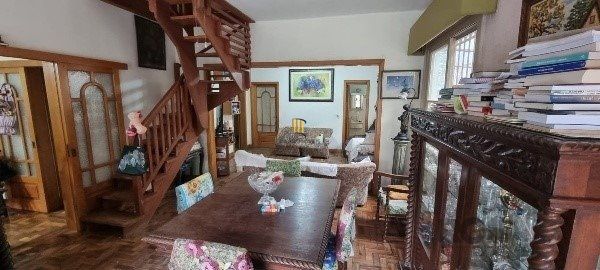 Vende-se ampla casa 6 quartos, 2 suítes, 5 vagas de garagem, churrasqueira e duas entradas individuais - 360m² - Chácara das Pedras