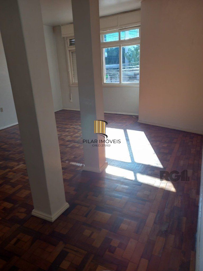 Apartamento com 4 dormitórios, com uma sacada no Bairro São João.