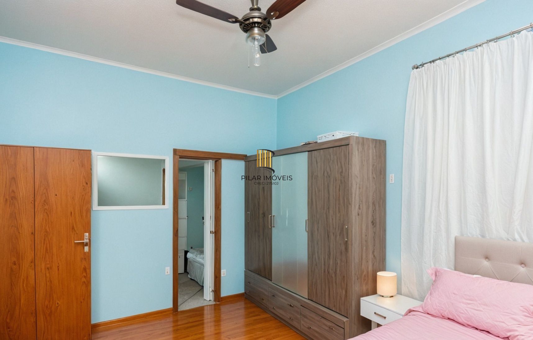 Vende-se amplo apartamento com 3 quartos(1 suíte), 95m² e sacada - Petrópolis