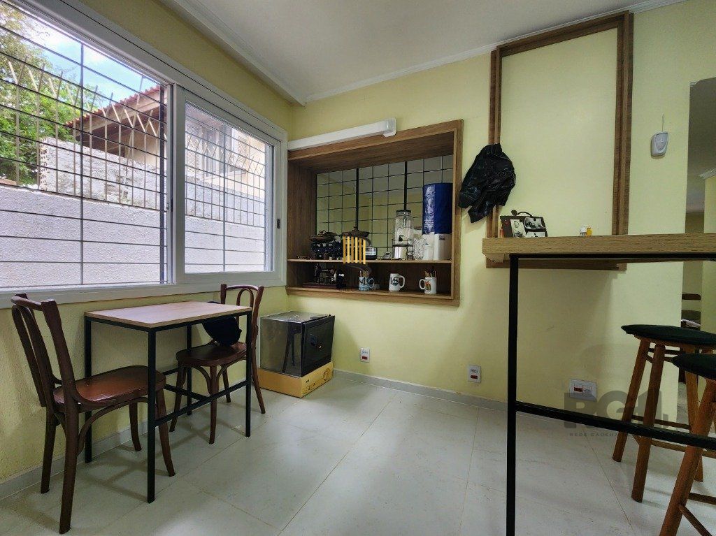 Vende-se excelente cada 3 quartos com suíte, 4 vagas, anexo comn salão de festas, podendo ser usada para fins comerciais - 255m² - Chácara das Pedras