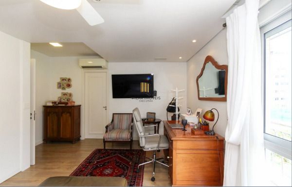 Vende-se amplo apartamento de 195m², 3 Suítes, 3 Vagas, localizado no bairro Bela Vista