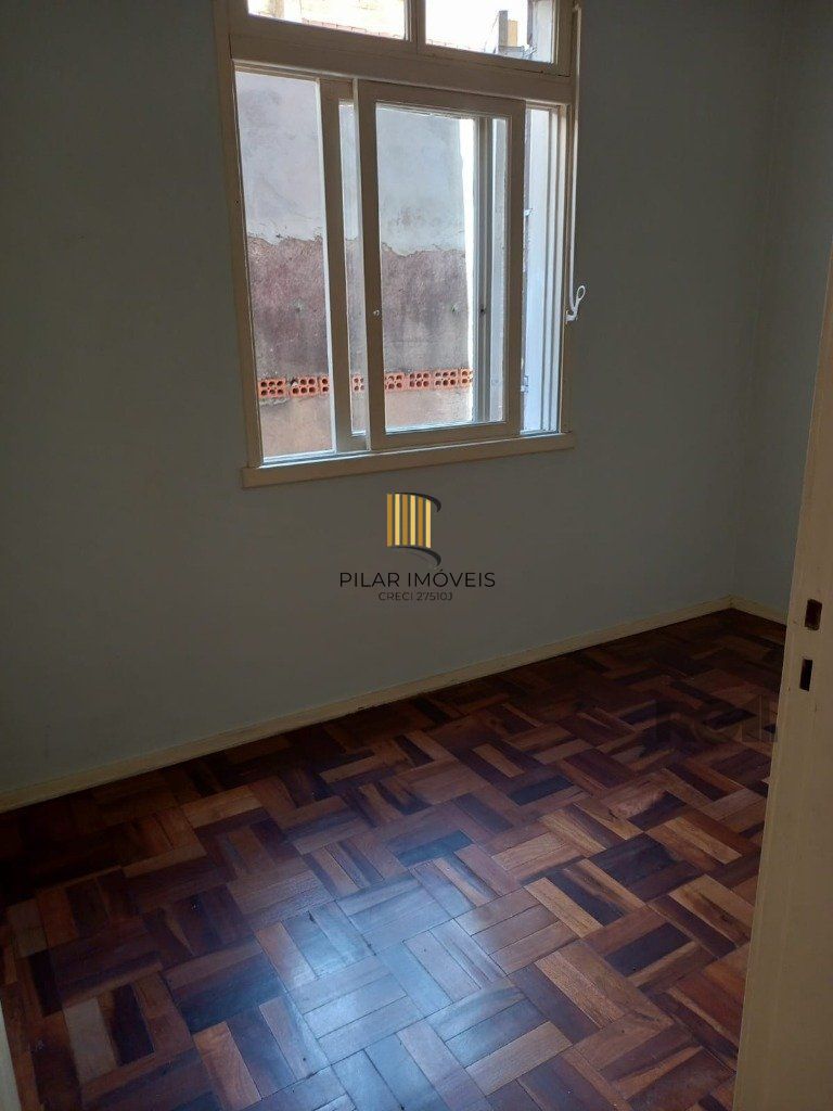 Apartamento com 4 dormitórios, com uma sacada no Bairro São João.