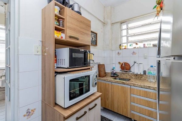 Vende-se apartamento com 2 quartos, sacada e 1 vaga – 113 m² – Moinhos de Vento