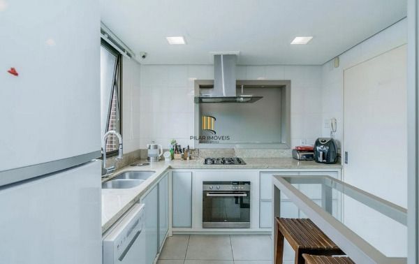 Vende-se apartamento com 3 suítes, 3 vagas e 136 m² - Petrópolis