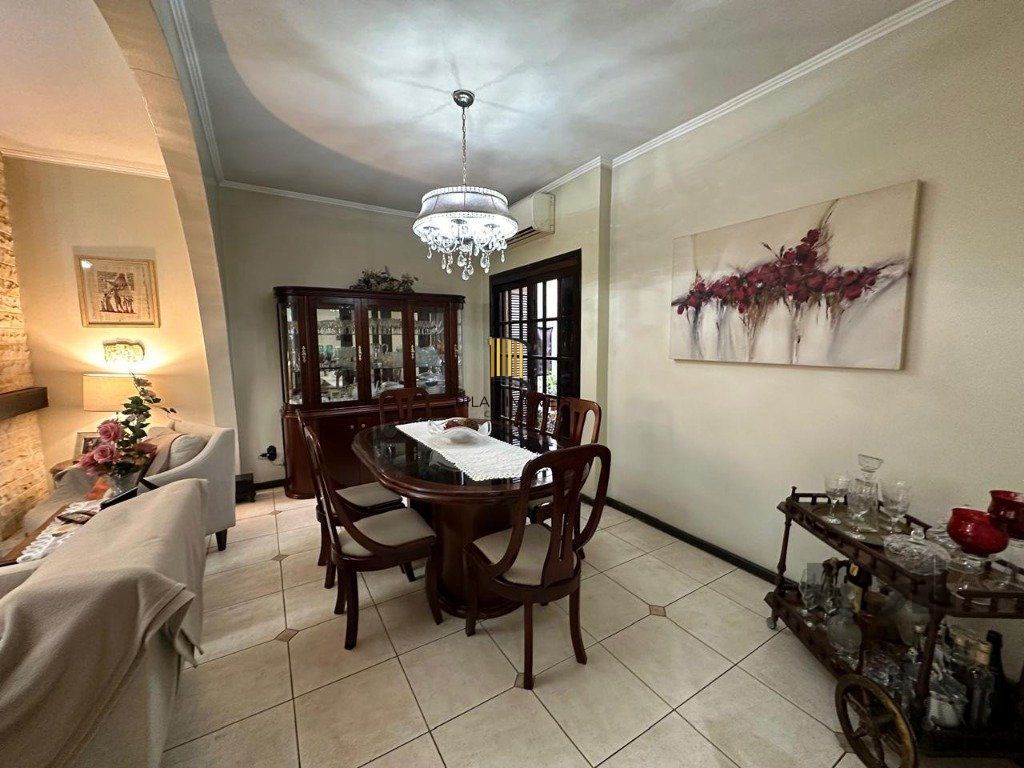 Vende-se ampla casa 3 quartos com hidro, 2 vagas, living com ladeira e salão de festas com churrasqueira - 260m² - Medianeira