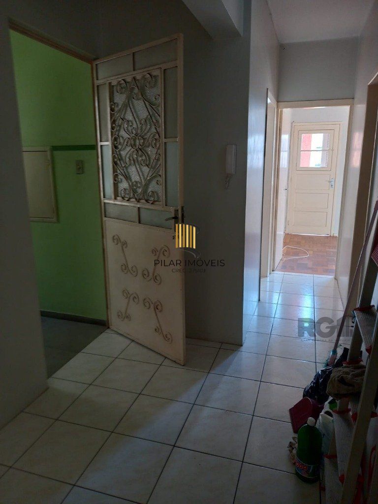 Apartamento com 4 dormitórios, com uma sacada no Bairro São João.
