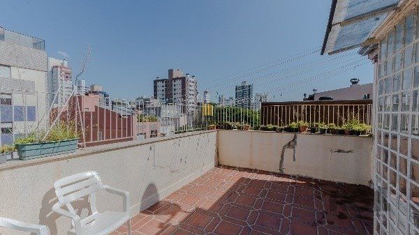 Vende-se excelente cobertura 2 quartos com suíte, 3 vagas de garagem com 156m² no Petrópolis