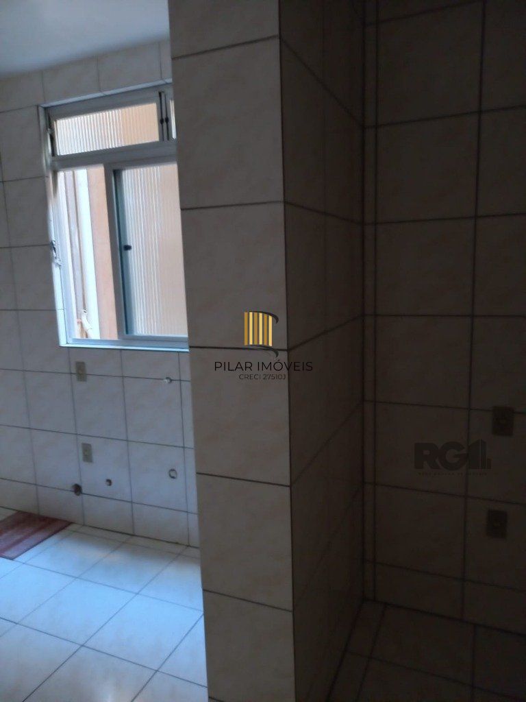 Apartamento com 4 dormitórios, com uma sacada no Bairro São João.