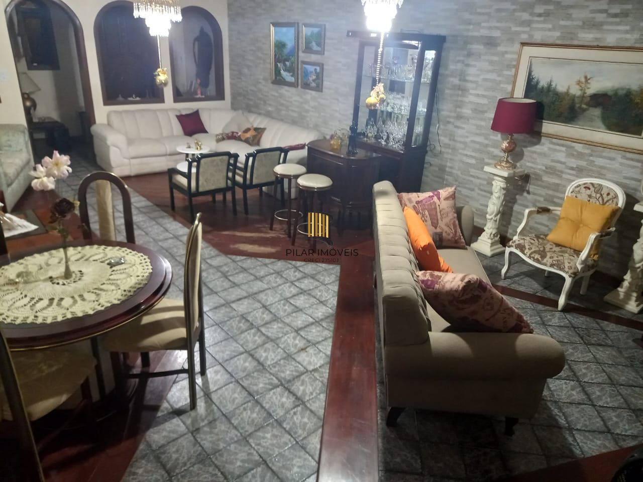 Excelente casa localzada ma Rua Santo Camaratto com 4 D e 1 suite