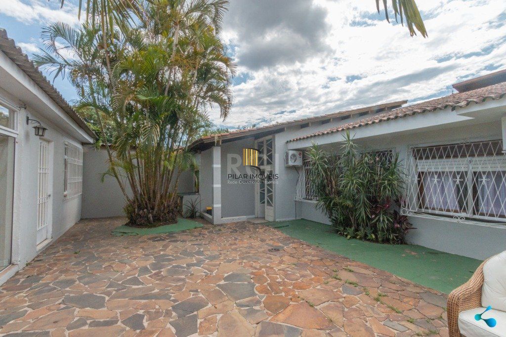 Casa para Venda - 240m², 3 dormitórios, sendo 1 suites, 3 vagas - Partenon