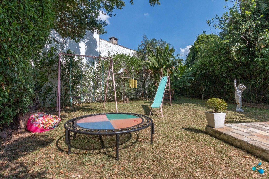 Casa para Venda - 240m², 3 dormitórios, sendo 1 suites, 3 vagas - Partenon
