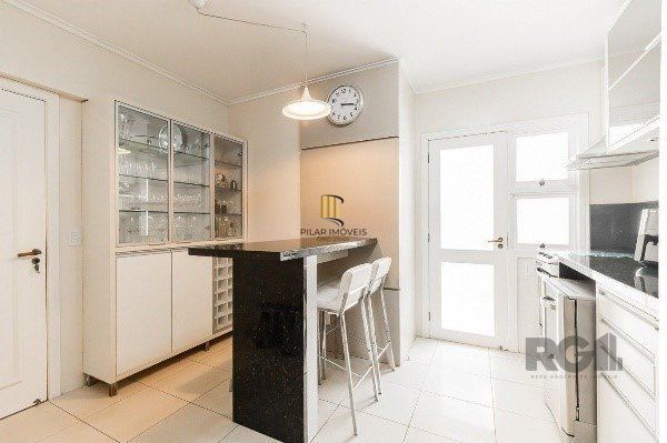 Apartamento Amplo de 3 Dormitórios com Suíte, Lareira e Infraestrutura Completa - 146m² - Mont Serrat