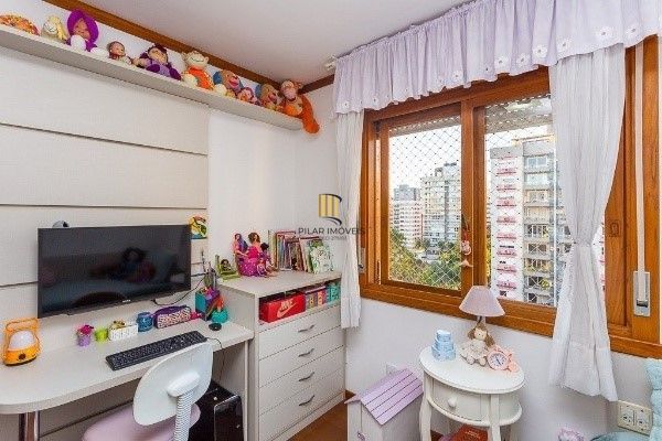 Vende-se luxuosa cobertura 329m² com 3 suítes e 3 vagas de garagem no Petrópolis