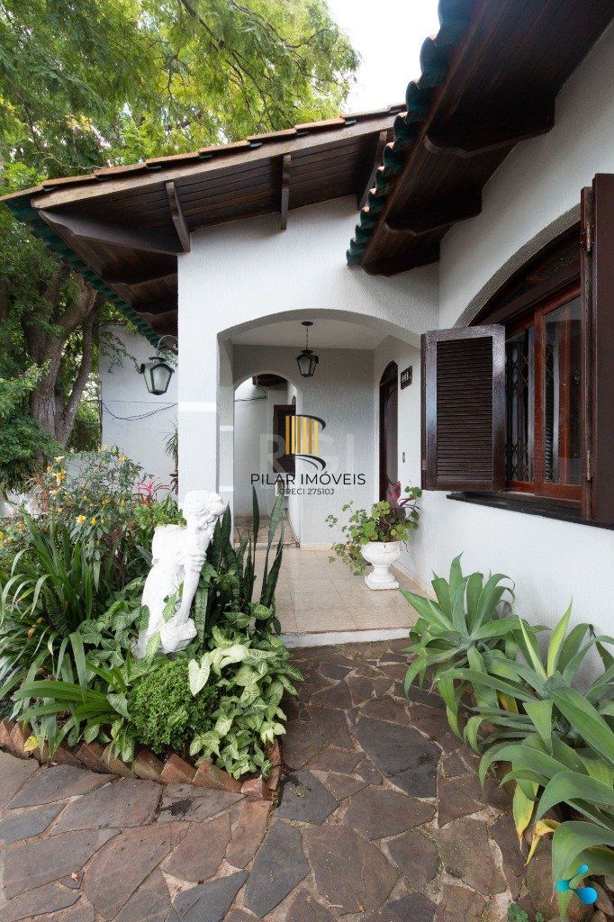 Casa para Venda - 240m², 3 dormitórios, sendo 1 suites, 3 vagas - Partenon