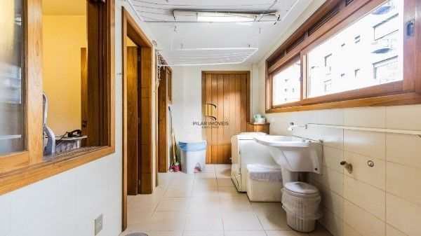 Amplo apartamento com 3 dormitórios, churrasqueira e hidromassagem - 222m² - Petrópolis