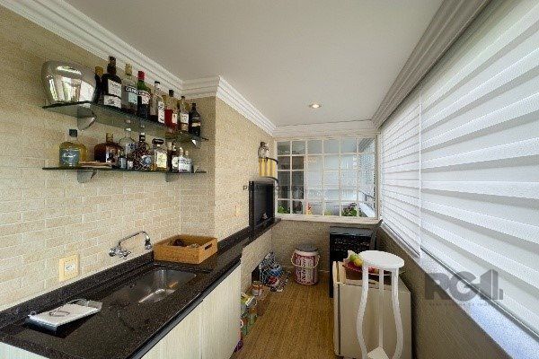 Apartamento de 3 Dormitórios com Suíte e 2 Vagas no Bairro Petrópolis - 160m²