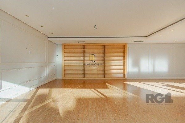 Vende-se luxuoso apartamento 3 quartos c/ suíte, dependência de empregada, gabinete, 2 vagas cobertas - 283m² - Moinhos de Vento