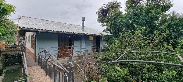 Vende-se ampla casa 6 quartos, 2 suítes, 5 vagas de garagem, churrasqueira e duas entradas individuais - 360m² - Chácara das Pedras