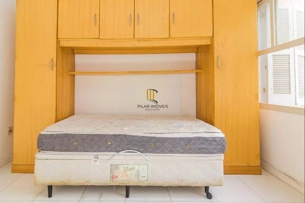 Vende-se apartamento semi-mobiliado de 2 quartos - Menino Deus
