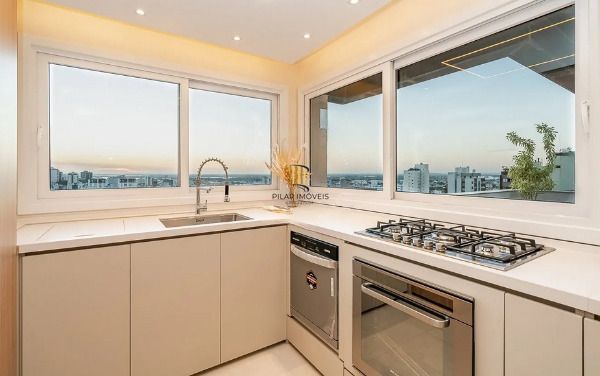 Vende-se luxuosa cobertura com 270m²- 3 suítes, 3 vagas e piscina no Auxiliadora