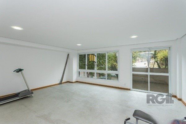 Apartamento de 2 dormitórios, 1 suíte e 1 vaga de garagem coberta e escriturada no bairro Floresta