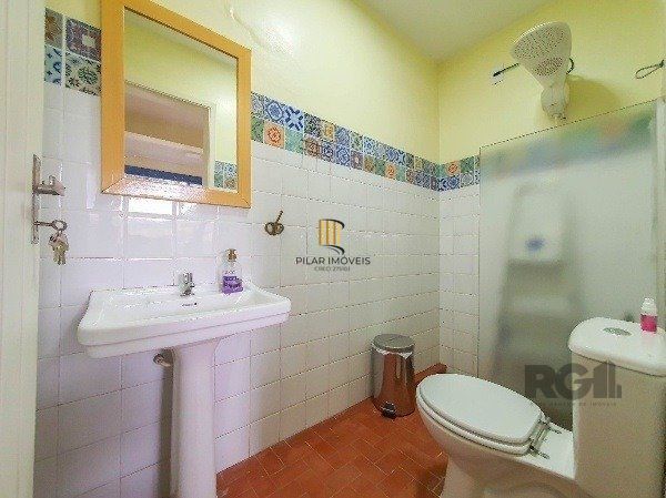 Vende-se excelente cada 3 quartos com suíte, 4 vagas, anexo comn salão de festas, podendo ser usada para fins comerciais - 255m² - Chácara das Pedras