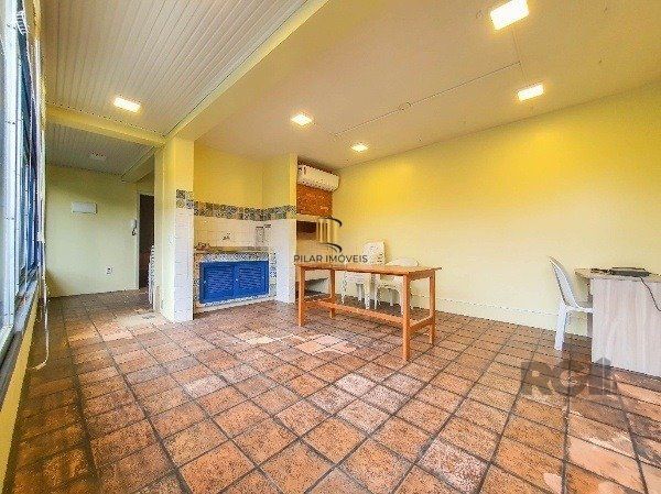 Vende-se excelente cada 3 quartos com suíte, 4 vagas, anexo comn salão de festas, podendo ser usada para fins comerciais - 255m² - Chácara das Pedras