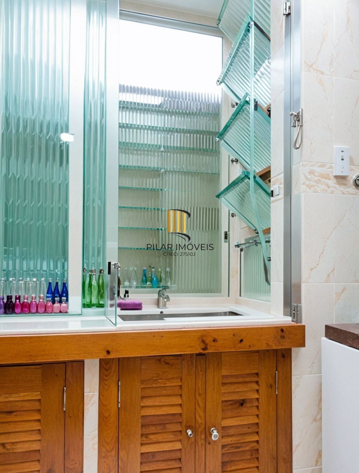 Vende-se amplo apartamento com 3 quartos(1 suíte), 95m² e sacada - Petrópolis