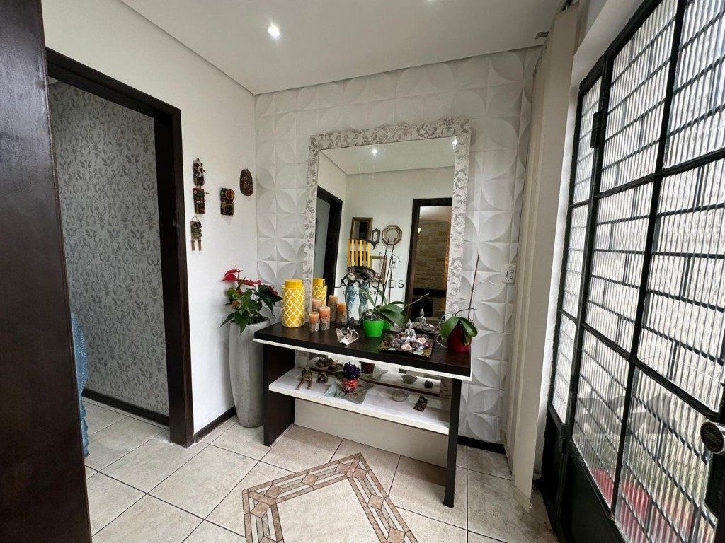 Vende-se ampla casa 3 quartos com hidro, 2 vagas, living com ladeira e salão de festas com churrasqueira - 260m² - Medianeira