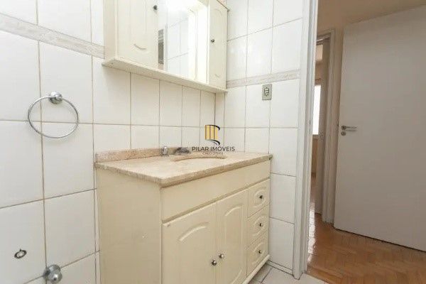 Vende-se apartamento com 3 quartos, 1 suíte, 2 vagas e 116m² - Moinhos de Vento