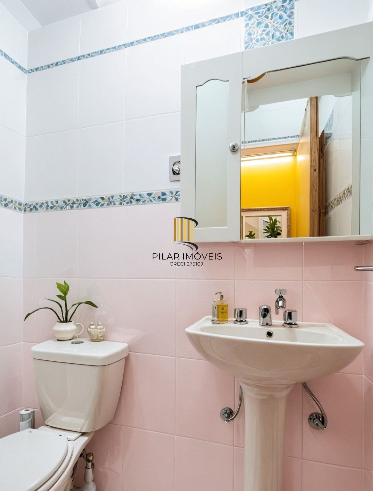 Vende-se amplo apartamento com 3 quartos(1 suíte), 95m² e sacada - Petrópolis