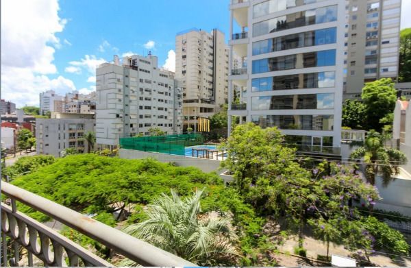 Vende-se amplo apartamento de 195m², 3 Suítes, 3 Vagas, localizado no bairro Bela Vista