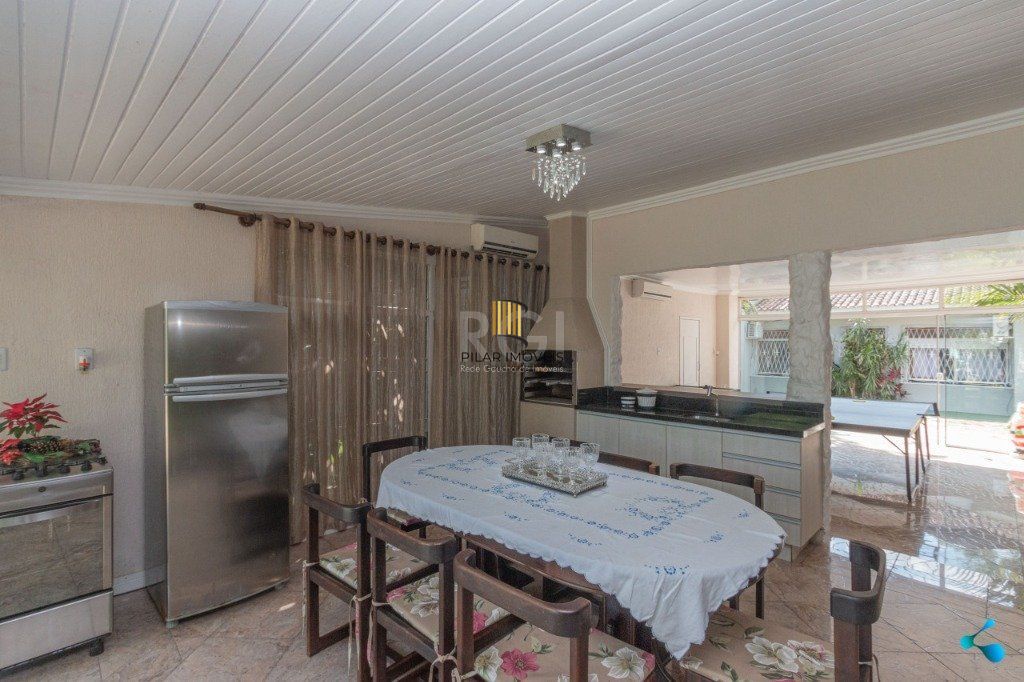 Casa para Venda - 240m², 3 dormitórios, sendo 1 suites, 3 vagas - Partenon