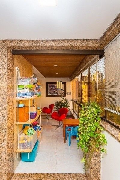 Vende-se luxuosa cobertura 329m² com 3 suítes e 3 vagas de garagem no Petrópolis