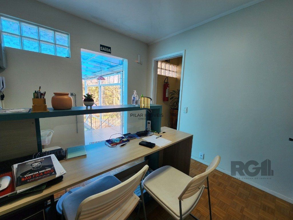 Vende-se excelente cada 3 quartos com suíte, 4 vagas, anexo comn salão de festas, podendo ser usada para fins comerciais - 255m² - Chácara das Pedras