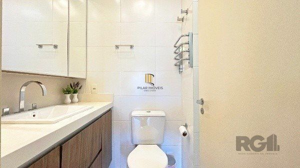 Elegante Apartamento Mobiliado com Suíte, Churrasqueira e 1 Vaga no Menino Deus - 73m²