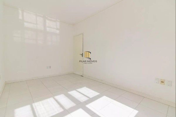 Vende-se apartamento semi-mobiliado de 2 quartos - Menino Deus