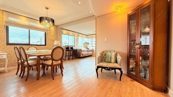Vende-se apartamento com 2 quartos, 81 m²e 2 vagas – Petrópolis