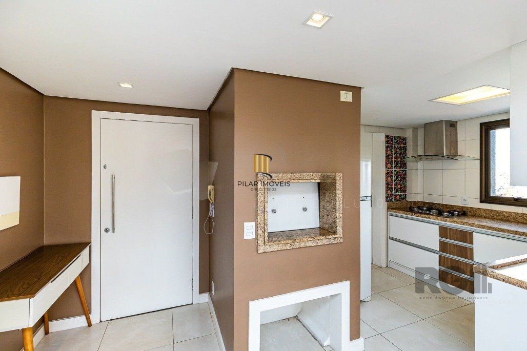 Vende-se apartamento mobiliado, 2 quartos, 1 suíte, 2 vagas - Petrópolis