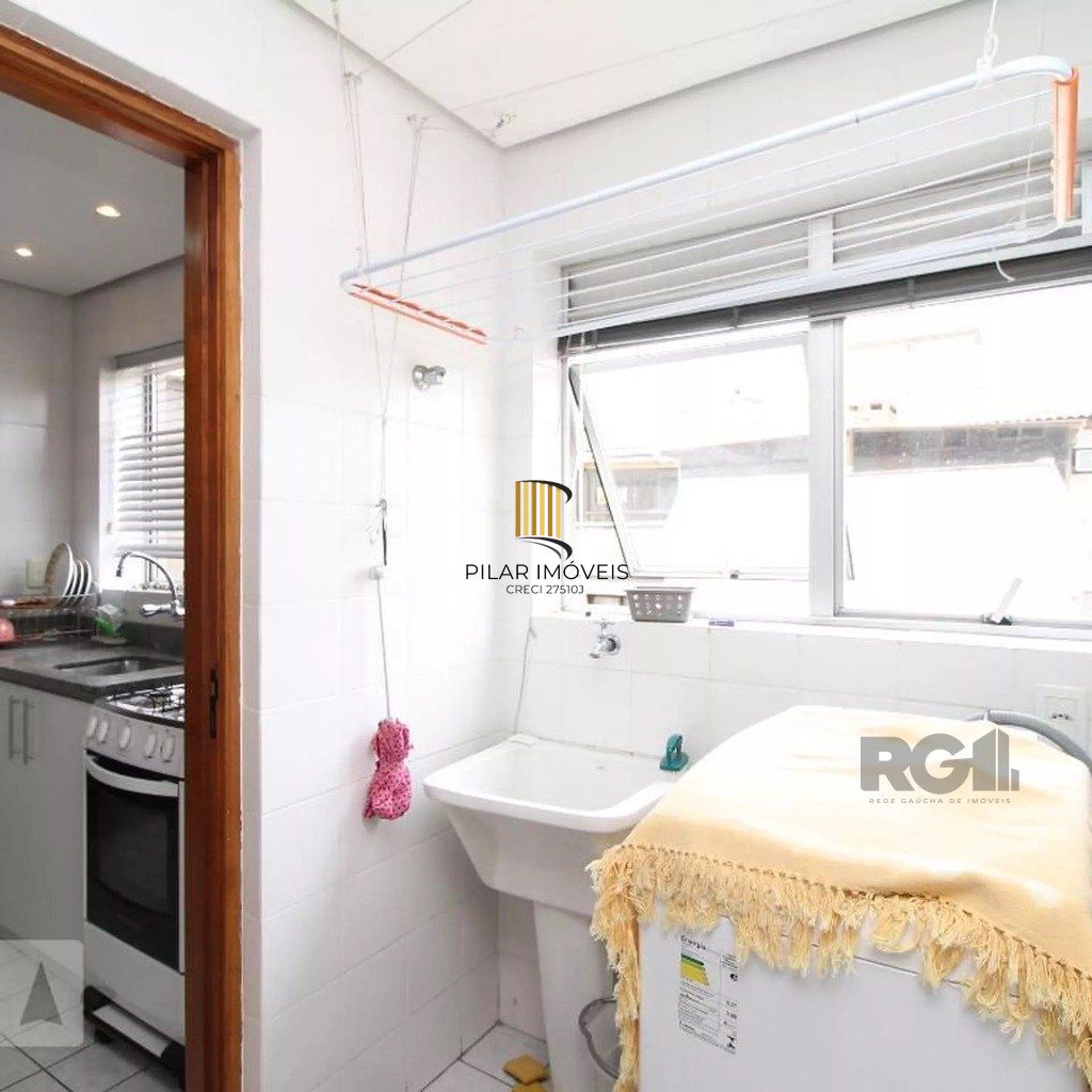 Vende-se apartamento 2 dorm c/ suite, living com sacada c/ churrasuqiera, vaga coberta - 93m² - Mont Serrat