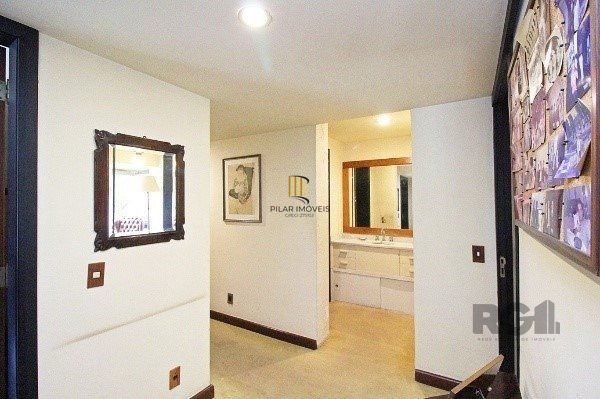 Vende-se amplo apartamento 3 quartos com suíte e 2 vagas no coração do Moinhos de vento, com 134m²