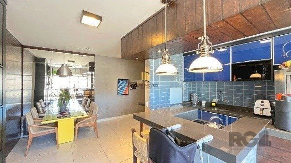 Elegante Apartamento Mobiliado com Suíte, Churrasqueira e 1 Vaga no Menino Deus - 73m²