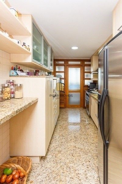 Vende-se luxuosa cobertura 329m² com 3 suítes e 3 vagas de garagem no Petrópolis