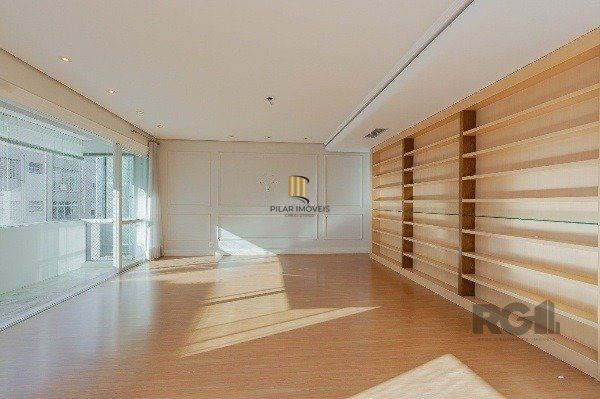 Vende-se luxuoso apartamento 3 quartos c/ suíte, dependência de empregada, gabinete, 2 vagas cobertas - 283m² - Moinhos de Vento