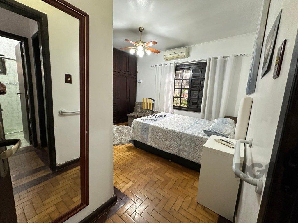 Vende-se ampla casa 3 quartos com hidro, 2 vagas, living com ladeira e salão de festas com churrasqueira - 260m² - Medianeira